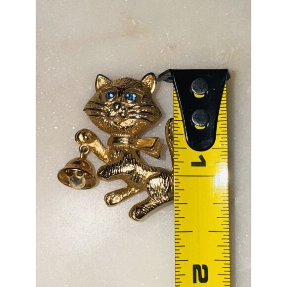 Vintage Cat Kitten Ringing Bell Avon Gold Tone Brooch Pin Blue Rhinestone Eyes - Picture 4 of 4